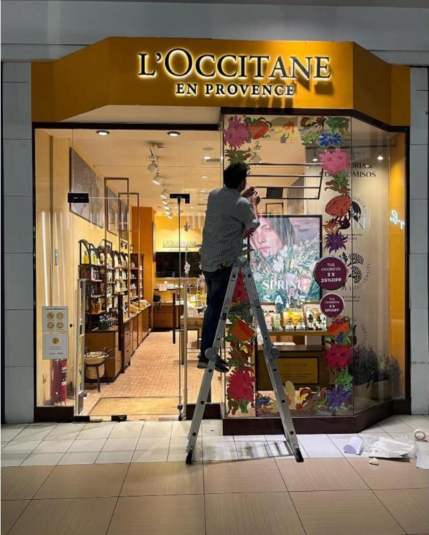 Gráfica de vitrina L’Occitane, Costanera Center